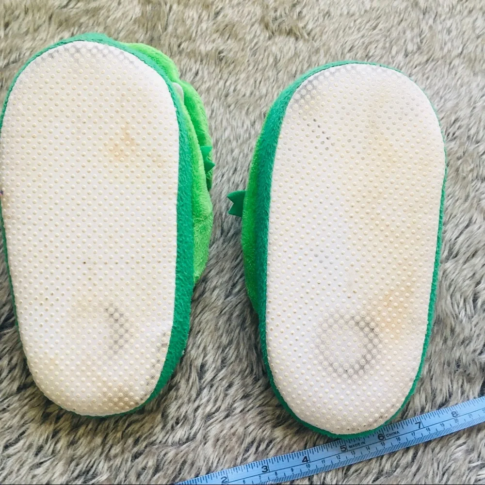 Kids  green stompy slippers size small